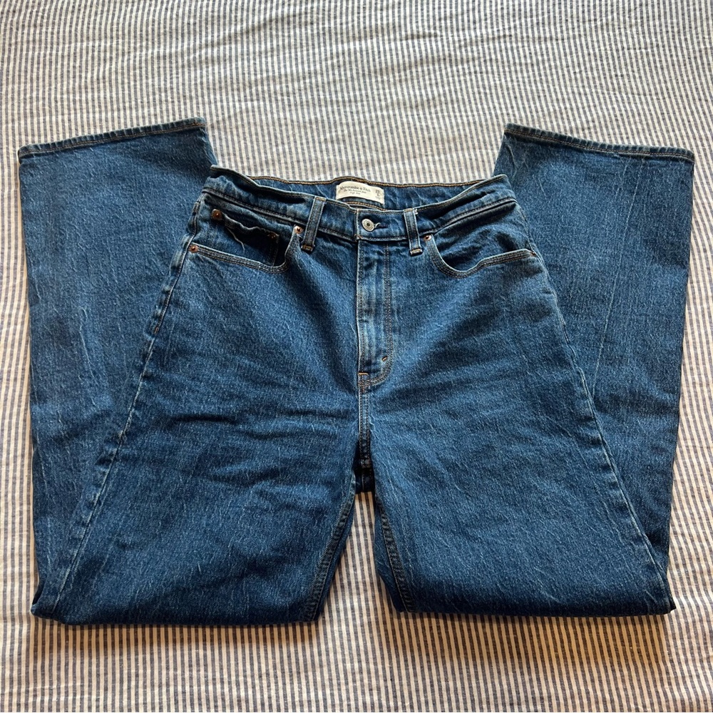Abercrombie High Rise 90s Relaxed Jean in Dark